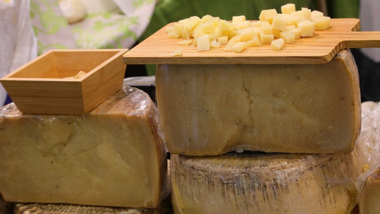 Parmezanul, noua gustare preferată după antrenament / Specialiștii avertizează asupra conținutului caloric