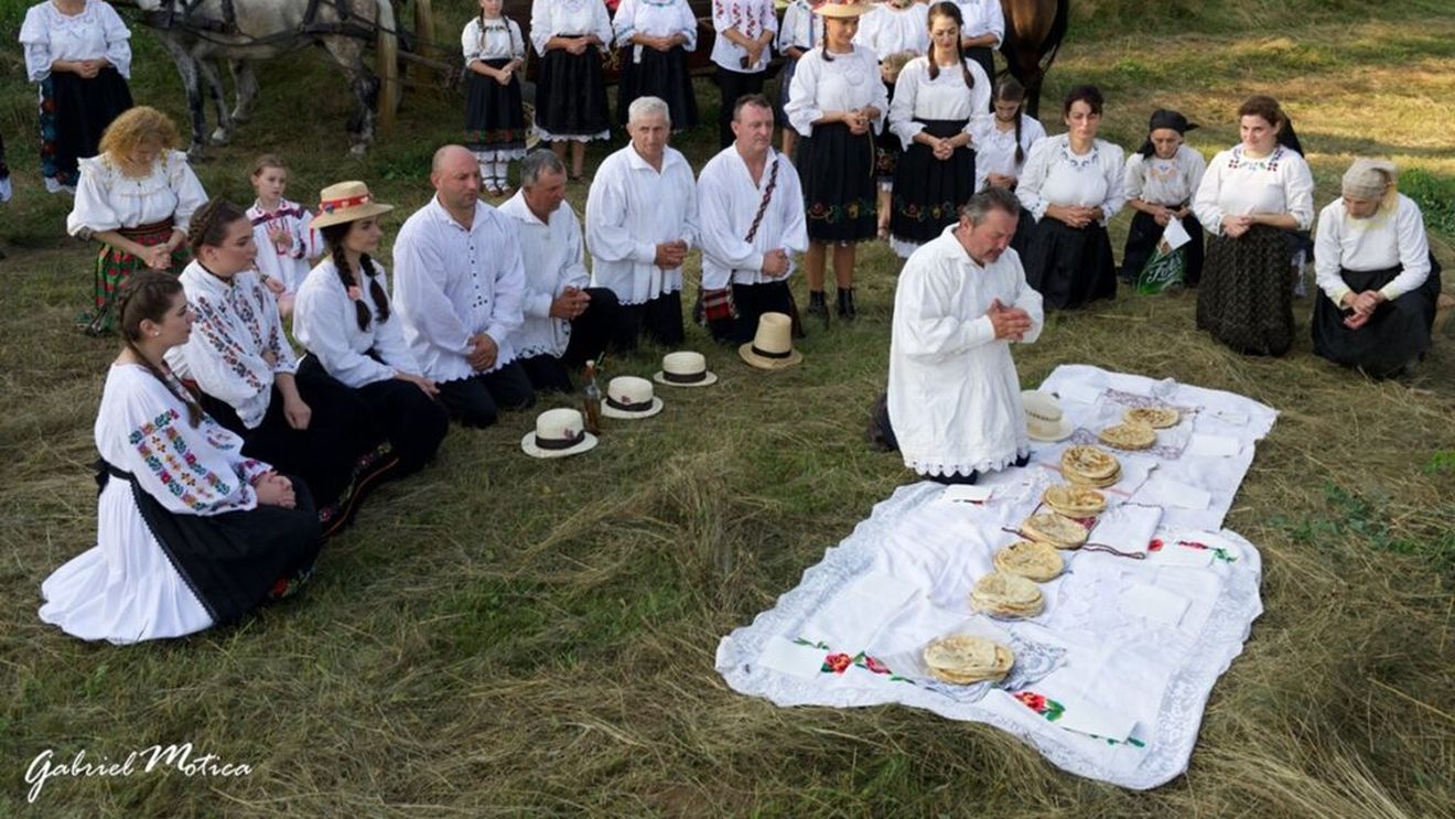 Ce este „mulțămita mesei”, un ritual care încă ține satul unit / Cum se mânca odinioară în Maramureș / De la capul mesei la ultima îmbucătură, obiceiurile țărănești care dădeau sens mesei