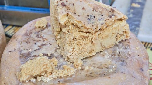 Straniul caz al brânzei cu viermi din Sardinia care nu se poate vinde legal dar pe care toată lumea o caută