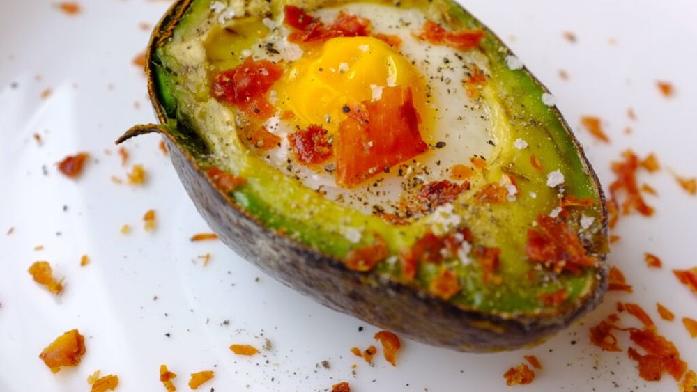 Mic dejun rapid și delicios: Ouă coapte în avocado la friteuza cu aer cald / Nu e nevoie nici măcar de un strop de ulei