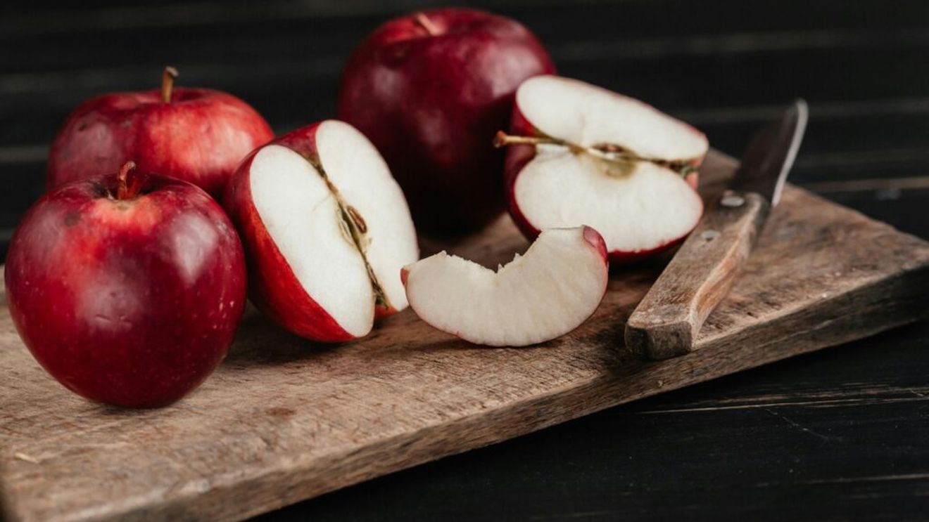 Dacă suferi de sindromul colonului iritabil, o porție zilnică de mere fierte te-ar putea ajuta/ Acest fruct ieftin și gustos poate reduce inflamația din corp, hrănește bacteriile bune din intestine și stimulează imunitatea