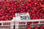VIDEO FOTO | Fructele de sezon care costă o avere/ Cu cât se vând cireșele în România, Spania și Italia