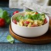 Rețetă rapidă de vară. Salată de paste cu roșii, mozzarella și busuioc, gata în 15 minute