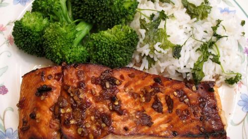 Somon cu broccoli, o rețetă pentru un prânz ușor, dar bogat în nutrienți / Este un preparat echilibrat și gustos