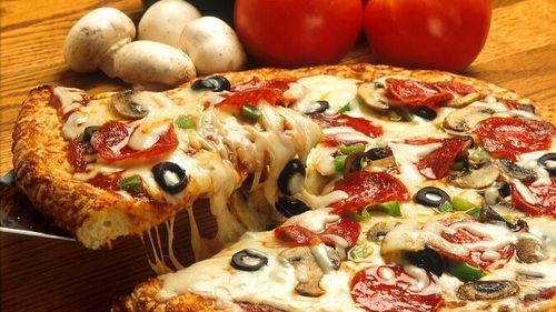 Pizza egal fericire? Triptofanul, un aminoacid esențial prezent în aluat și în mozzarella, este un precursor al serotoninei