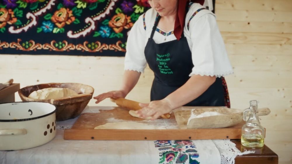  „Portret gastronomic local” ajunge în Maramureș/ Patrimoniul viu al Mariei din Poian Novăț și rețeta care păstrează gustul autentic