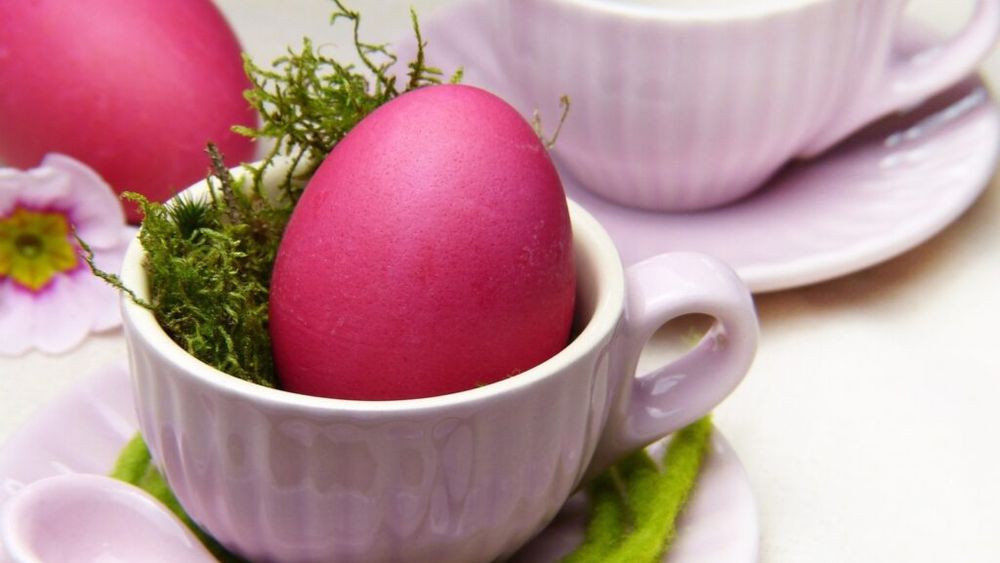 ANPC: La vopsirea ouălor nu utilizaţi vopsea pentru alte destinaţii, precum cea tipografică sau pentru textile / Sfecla roșie, soluție naturală pentru a vopsi ouăle