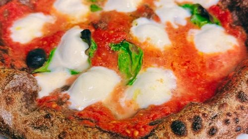 Nu tot ce zboară se mănâncă și nu orice aluat rotund e pizza. Pizza napoletană este înregistrată ca produs STG în UE și are o rețetă oficială. Aluatul conține doar făină, apă, sare, foarte puțină drojdie și se întinde manual