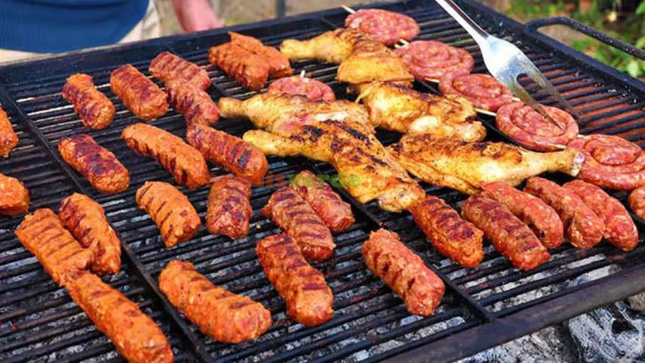 Supermarketurile și măcelăriile, pregătite de sărbătoarea grătarelor. Micii și carnea pentru 1 Mai, la prețuri promoționale