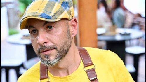 „Grătargiul” TikTok-ului: La grătar, risipa vine mai ales din „ochiometrie greșită”. Nu e nevoie să punem jumătate de porc pe grătar. Mai bine mai puțin și bun, gătit corect, decât mult și ars / Greșeala clasică: „Să întorci micii de 10 ori”