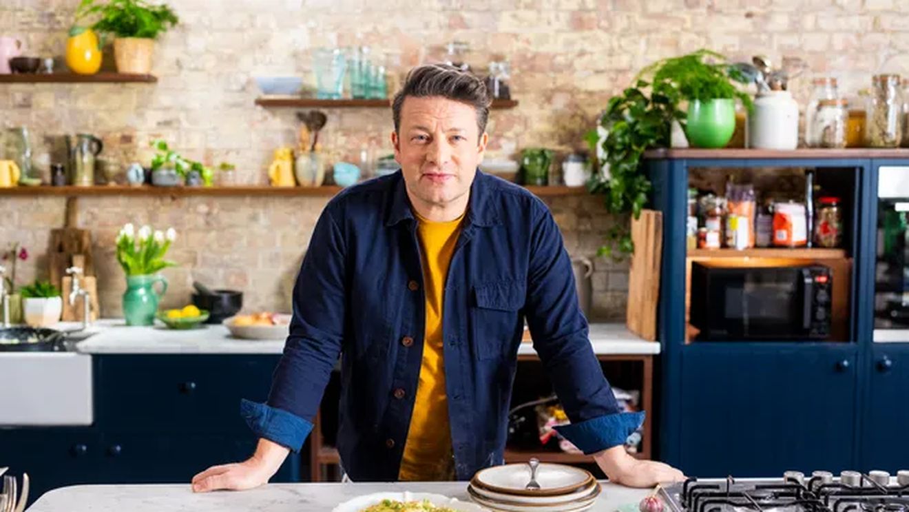 Lecție de viață de la Jamie Oliver. Mărturisește că fiul său trebuie să lupte singur cu obstacolele, ca să învețe să aprecieze rezultatele obținute