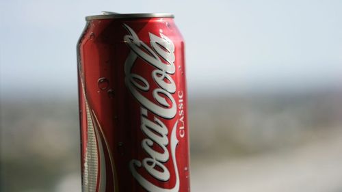 Rezultatele Coca-Cola depășesc estimările, datorită creșterii vânzărilor de băuturi fără zahăr și a ambalajelor de dimensiuni mai mici