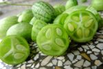 Arată ca un pepene în miniatură, dar este un castravete. Leguma românească „Victor” ajunge pentru prima dată la vânzare