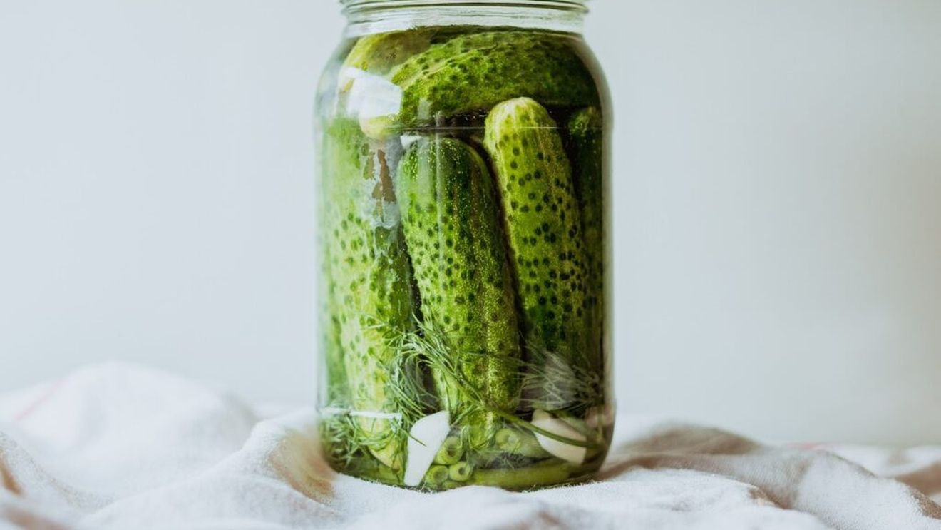 Iată de ce trebuie să introduci mai multe alimente fermentate în mesele tale / Cât de des ar trebui să le consumi?