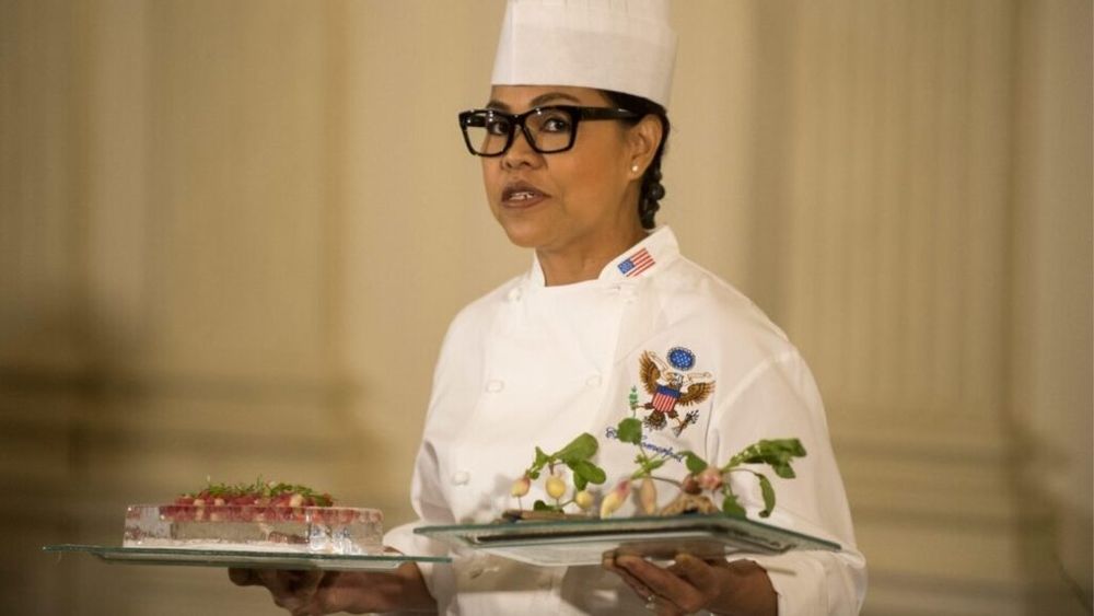 Ce mâncăruri preferate aveau foștii președinți americani. Cristeta Comerford, fost executive chef la Casa Albă: familia Clinton vroia mâncare sănătoasă, familiile Bush cereau preparate tex-mex, soții Obama preferau legumele din grădină, soții Biden, preparatele italiene, iar soții Trump au gusturi clasice