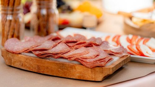 Majorarea TVA nu a afectat industria de mezeluri; scăderea, resimţită în HoReCa (companie)