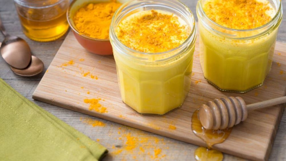 Patru băuturi antiinflamatorii, pe care le prepari rapid și care te vor ajuta să dormi „ca un prunc”/ Poți alege o infuzie din plante sau o băutură pe bază de lapte