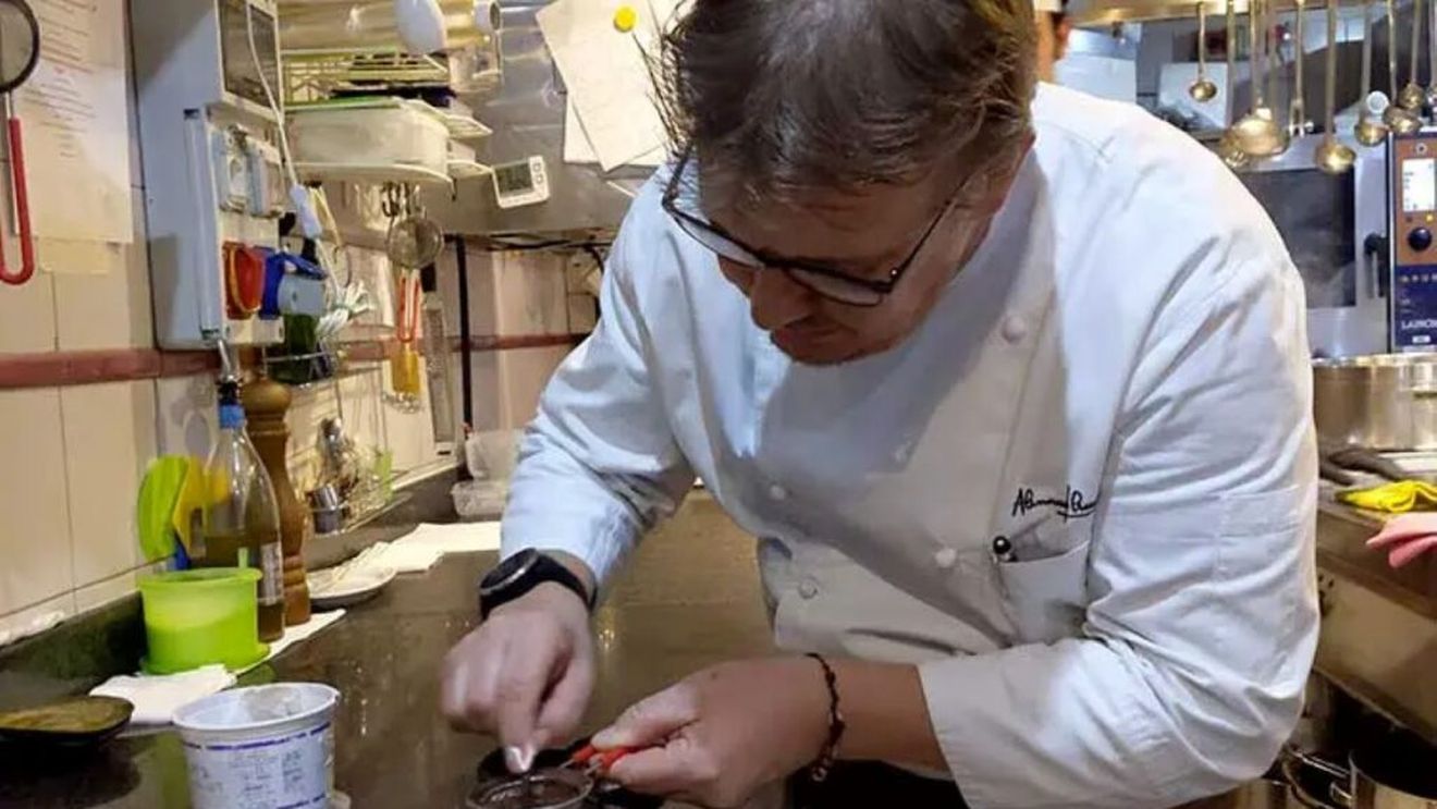 Pudra de conuri de pin fermentate. Un condiment cu aromă care amintește de pădure, obținut de un chef italian care îl adaugă peste risotto