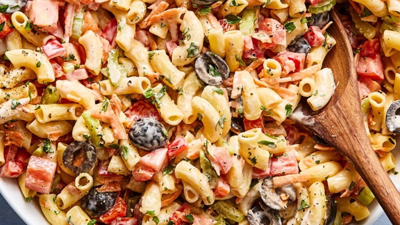 Salată cu paste, un prânz ușor, numai bun pentru o zi caniculară / E o garnitură perfectă pentru aproape orice tip de preparat principal