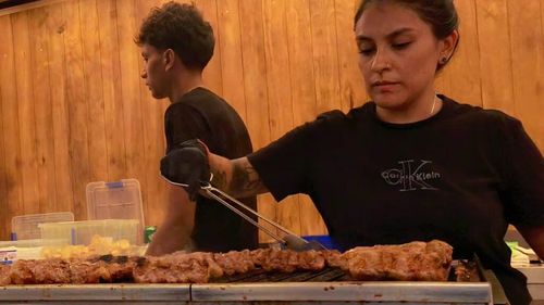 VIDEO FOTO | Cum au petrecut românii din Catalonia cu mici, gulaș și gogoși. Coada la mici s-a întins, nu doar în lungime,ci și până târziu în noapte