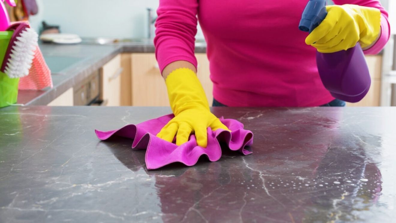 Cinci lucruri pe care nu ar trebui să le cureți cu detergent de vase / Obiectele de fontă sau cele din alamă sunt printre acestea