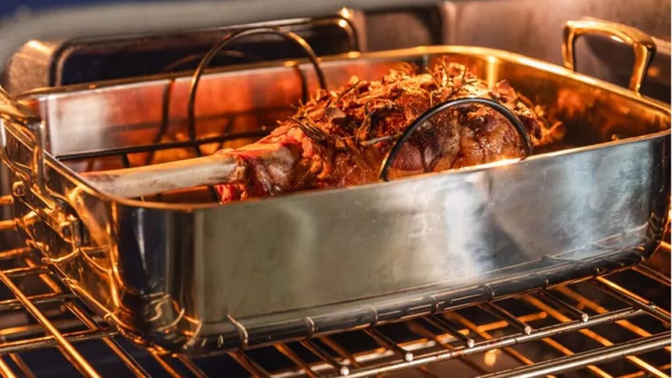 Rețeta secretă a mamei pentru friptura de miel. Ingrediente și câte ore se ține carnea în baiț. Iese atât de fragedă încât se topește în gură