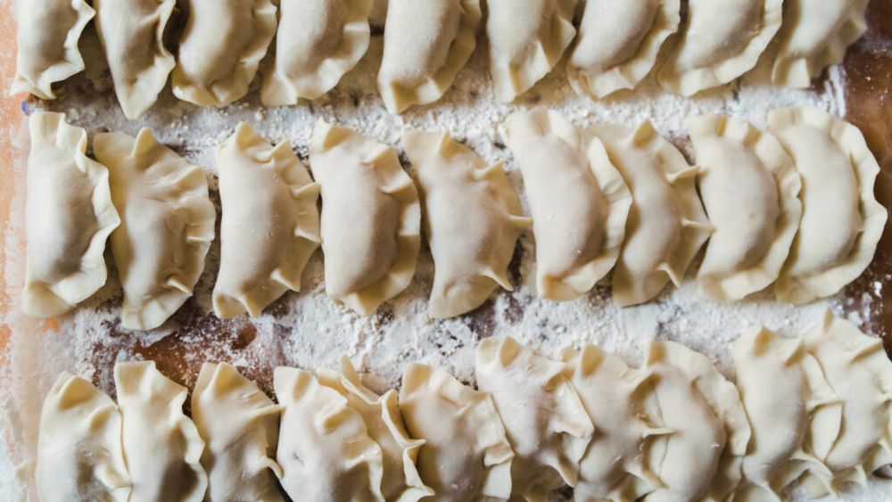 ABC în bucătărie | Cum să gătești corect colțunașii congelați / Bucătarii explică metoda corectă pentru a obține o textură perfectă și a evita zdrobirea lor la fierbere