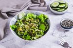 Salată cu castraveți și edamame, gata în 10 minute. Rețeta răcoritoare, bogată în proteine, perfectă pentru zilele călduroase
