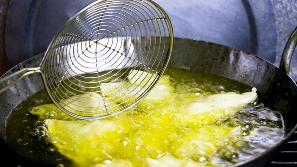 Poate ar trebui să prăjești alimentele mai rar decât o faci și cu atât mai puțin să refolosești același ulei. Un studiu pe animale arată efectele foarte nocive ale uleiului folosit de mai multe ori asupra inimii, ficatului, creierului