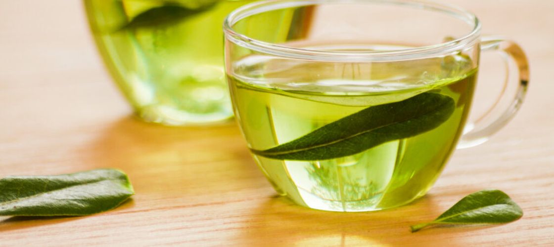 8 băuturi recomandate pentru ficatul gras / Ce spun specialiștii despre detoxifierea naturală a organismului după 50 de ani