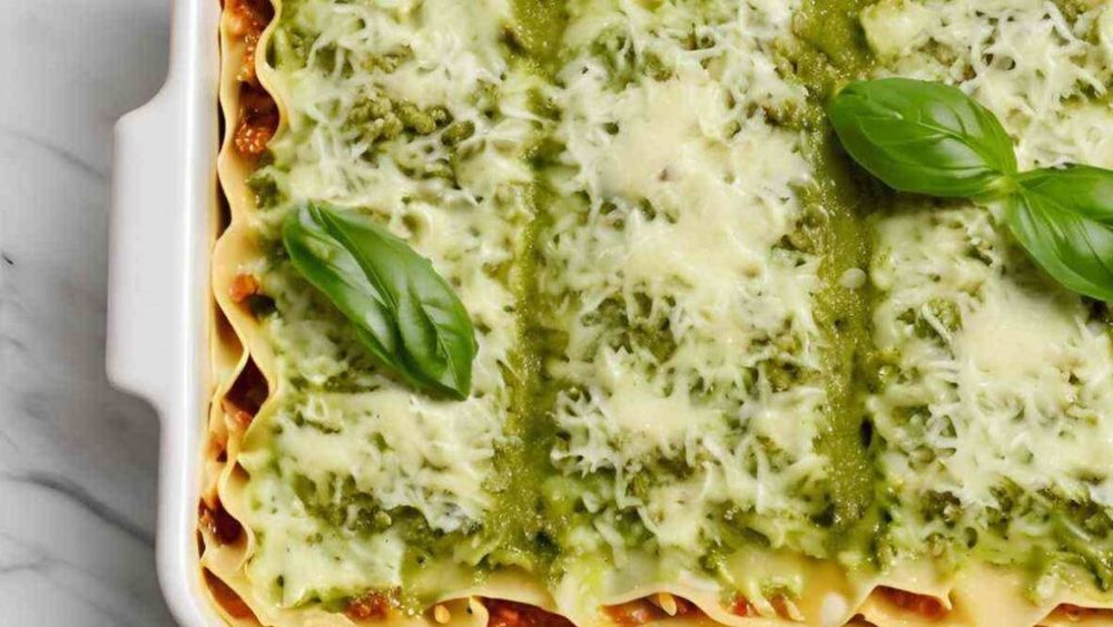 Pastele de vineri seara. Lasagna rece cu ingredientele clasice din bucătăria mediteraneană: roșii, brânzeturi și pesto de busuioc. Rețetă rapidă vegetariană, merge și la pachet