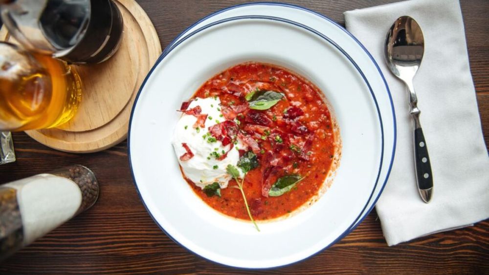 O masă de prânz cu ce ai vara prin bucătărie. Cum se prepară celebra pappa al pomodoro din Toscana