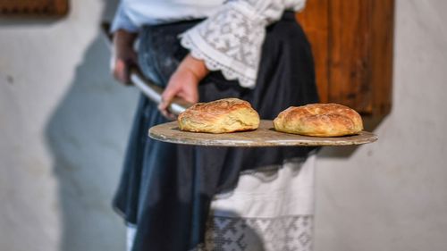 Cuptorul pe lemne din Muzeul Satului se aprinde de Paște: gospodinele din Baia Mare își pot coace cozonacii ca odinioară