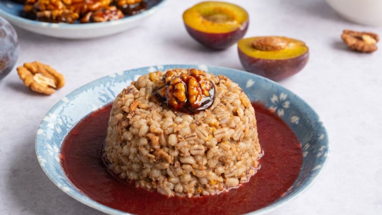 „Portret gastronomic local” ajunge în inima Transilvaniei / Povestea Gospodăriei Cobor și coliva reinterpretată cu prune și krantz / Andreea Jugănaru: „Coliva ocupă un loc aparte și am simțit că merită să fie adusă în atenție și ca desert autentic al satului românesc”