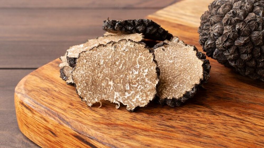 Semnal de alarmă: Trufele româneşti ar putea deveni tot mai rare şi chiar ar putea dispărea în următorii ani / De vină ar fi braconierii, care intră ilegal pe terenurile forestiere şi distrug fondul de resurse forestiere nelemnoase, cu ajutorul câinilor special antrenaţi