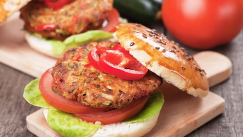 ANALIZĂ | „Hamburgerul vegetal” și războiul denumirilor/ Cum influențează decizia Parlamentului European industria produsele vegetale care imită carnea, dar și producția tradițională