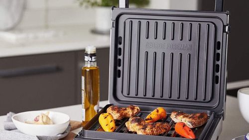 Dacă n-ai unde pune un grătar în aer liber, dar ești fan al preparatelor gătite în acest fel, grătarul electric este aparatul de care ai nevoie/ Tot ce trebuie să știi când alegi un grătar pentru indoor