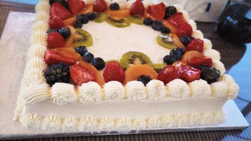 Tort Diplomat, rețeta tradițională perfectă pentru masa din Duminica Rusaliilor/ Cu blat de pandișpan, fructe de sezon și cremă care se topește în gură