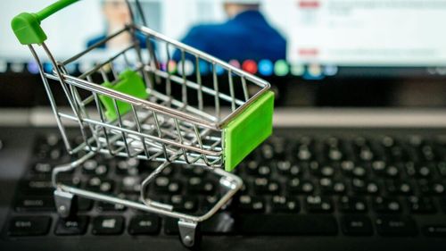 Asociaţia Română a Magazinelor Online răspunde ANSVSA: Regretăm că o autoritate a statului alege să prezinte întregul sector al comerţului online într-o lumină negativă, prin generalizări care asociază achiziţiile alimentare online cu riscuri