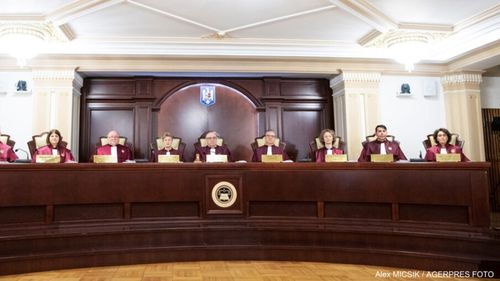 Instituirea unei durate de minim 7 ani a contractului de arendare fără posibilitatea negocierii valorii este neconstituţională, a stabilit CCR