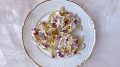 Moda utilizării florilor în gastronomia de top. Ce flori sunt comestibile