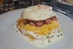 FOTO | Bulz tradițional, într-o formă simplificată. Fără cuptor, direct în farfurie. Mămăligă cu brânză, cârnați și ou
