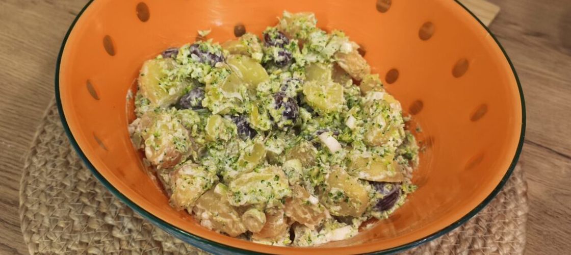 VIDEO FOTO | Salata de cartofi cu broccoli. Un touch mai special pentru clasica salată orientală