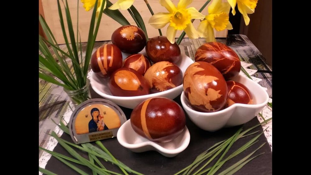 VIDEO | Soție de preot în Catalonia, Ioana Toader păstrează tradițiile de Paște de acasă, din Bistrița Năsăud: „Fierbem ouăle cu frunze de ceapă și le punem o frunzuliță de pătrunjel sau o floricică. Astfel, sunt vopsite natural”