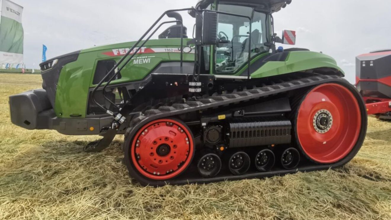 FOTO-VIDEO | Ca la birou, cu joystickul în mână, într-un utilaj agricol de ultimă generație. Costă între 200.000–400.000 de euro: „Poate deservi cu brio o fermă de 1.000 de hectare de teren”