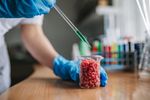 Carnea cultivată în laborator ar putea fi interzisă temporar în România. Parlamentarii au pe masă un proiect de lege