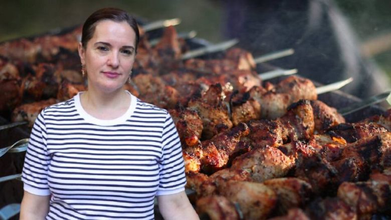 Ce pui lângă carne de 1 Mai ca să nu te balonezi după grătar / Tania Fântână (nutriționitst): „Nu ai nevoie de salate complicate, ci de unele care aduc prospețime și echilibru”