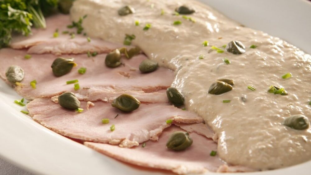 Prânzul de duminică. O rețetă italiană de vară cu carne și garnitură ușoară rece: Vitello tonnato/carne de vită rece cu sos de ton cu dovlecei cruzi marinați