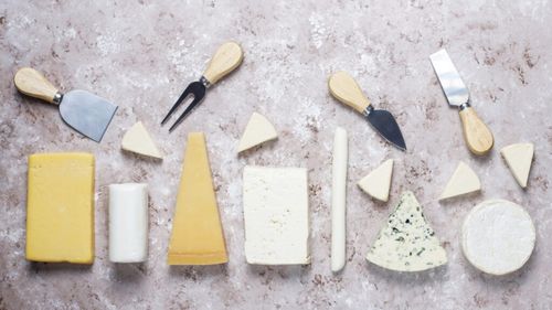 Se poate congela brânza? Care brânzeturi pot îngheța fără să își modifice structura și care e mai bine să le consumăm proaspete