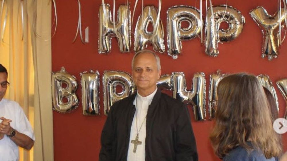 Papa Leon al XIV-lea a primit un tort de la noul ambasador al SUA la Vatican/ Tortul a fost realizat de un lanţ de restaurante din Chicago/ Papa Leon împlinește mâine 70 de ani